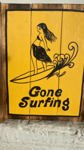 "Gone Surfing" Schild