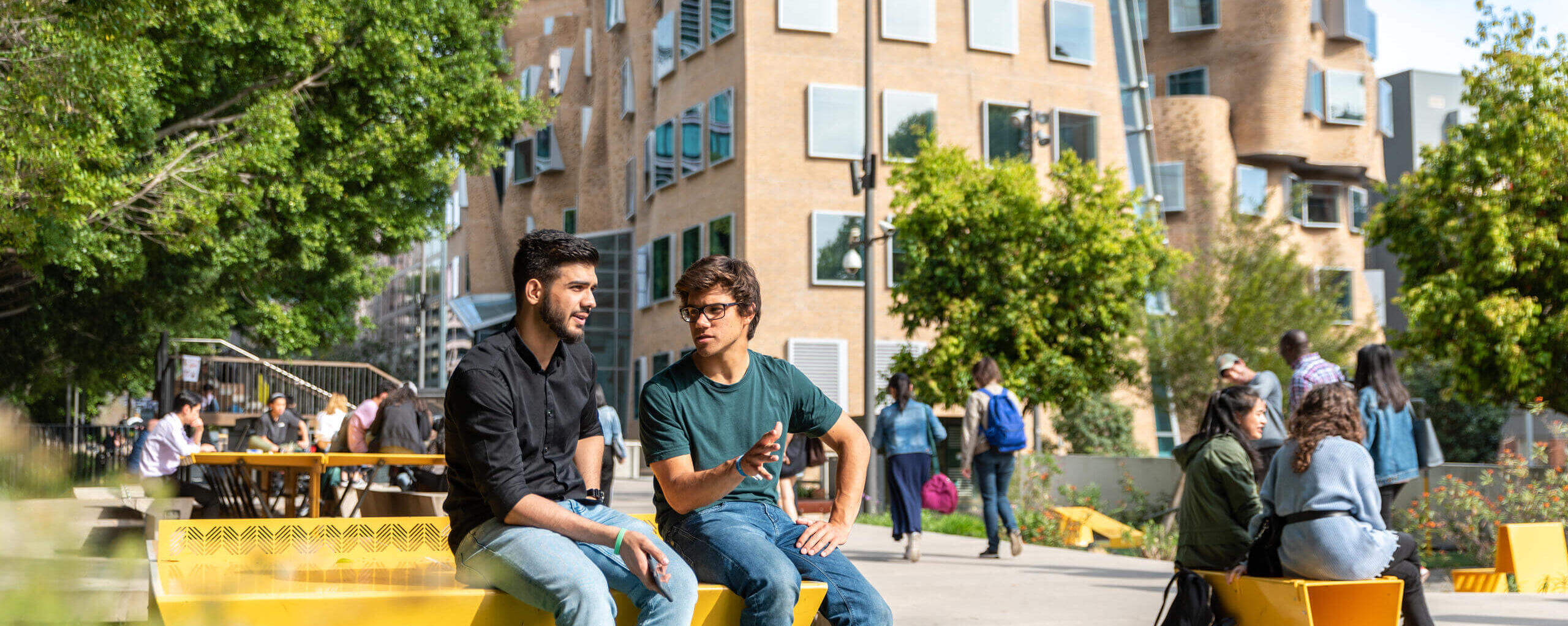 Studenten auf dem Campus UTS in Sydney 