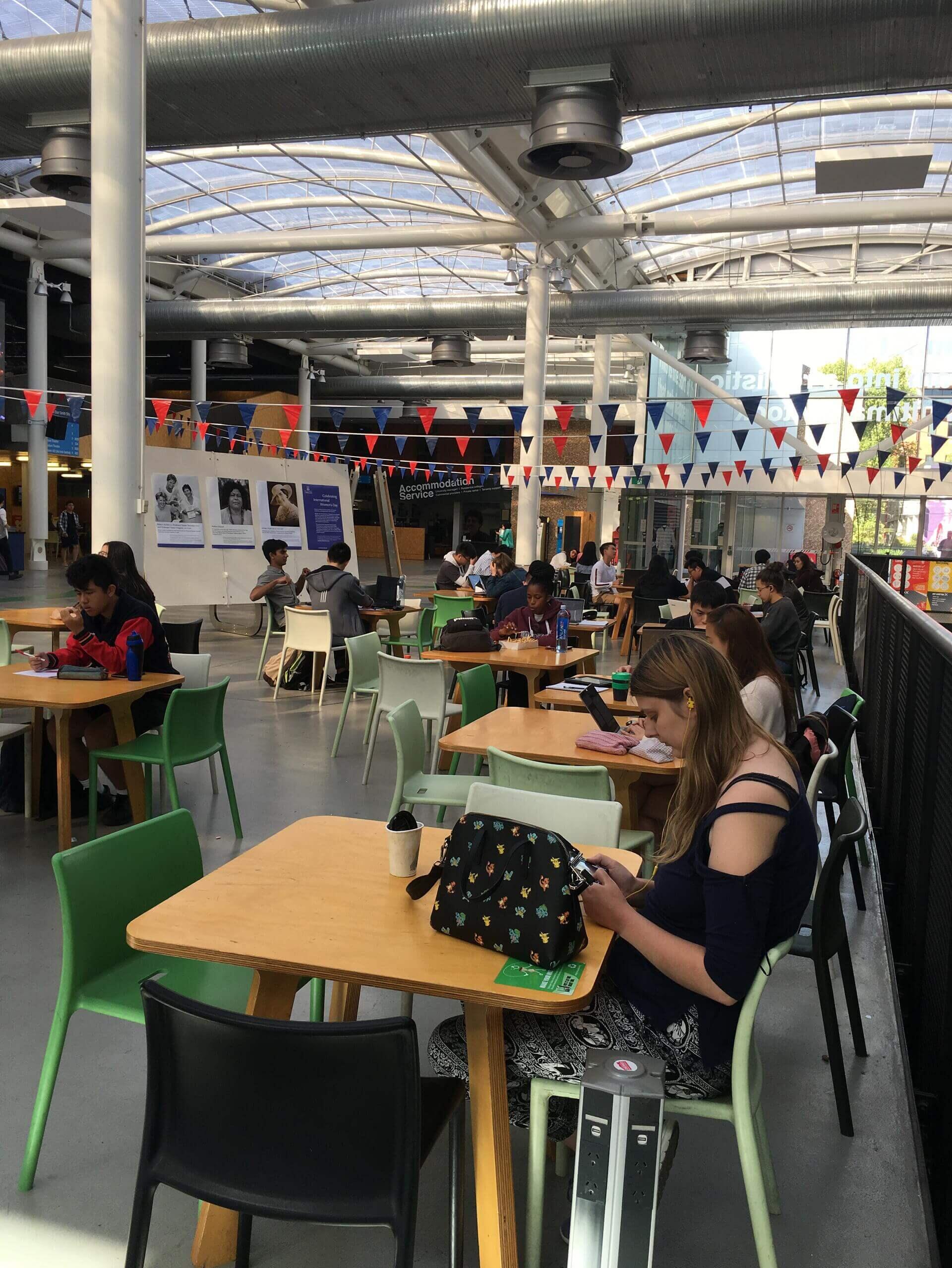 Studenten im Student Hub der University of Adelaide