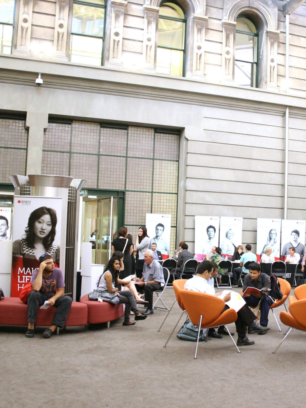 Studenten auf dem Campus der RMIT University in Melbourne Australien