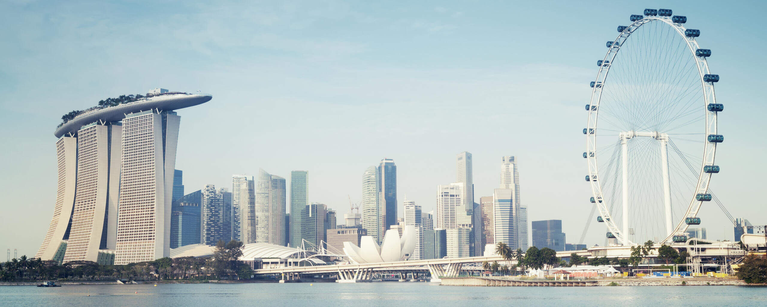 Panoramasicht auf die Skyline von Singapur