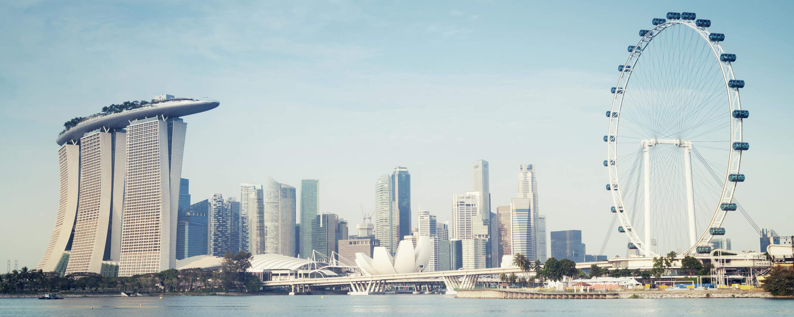 Panoramasicht auf die Skyline von Singapur