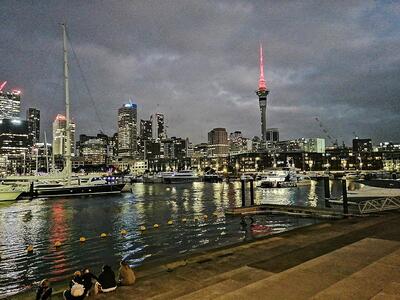 Hafen Auckland bei Nacht