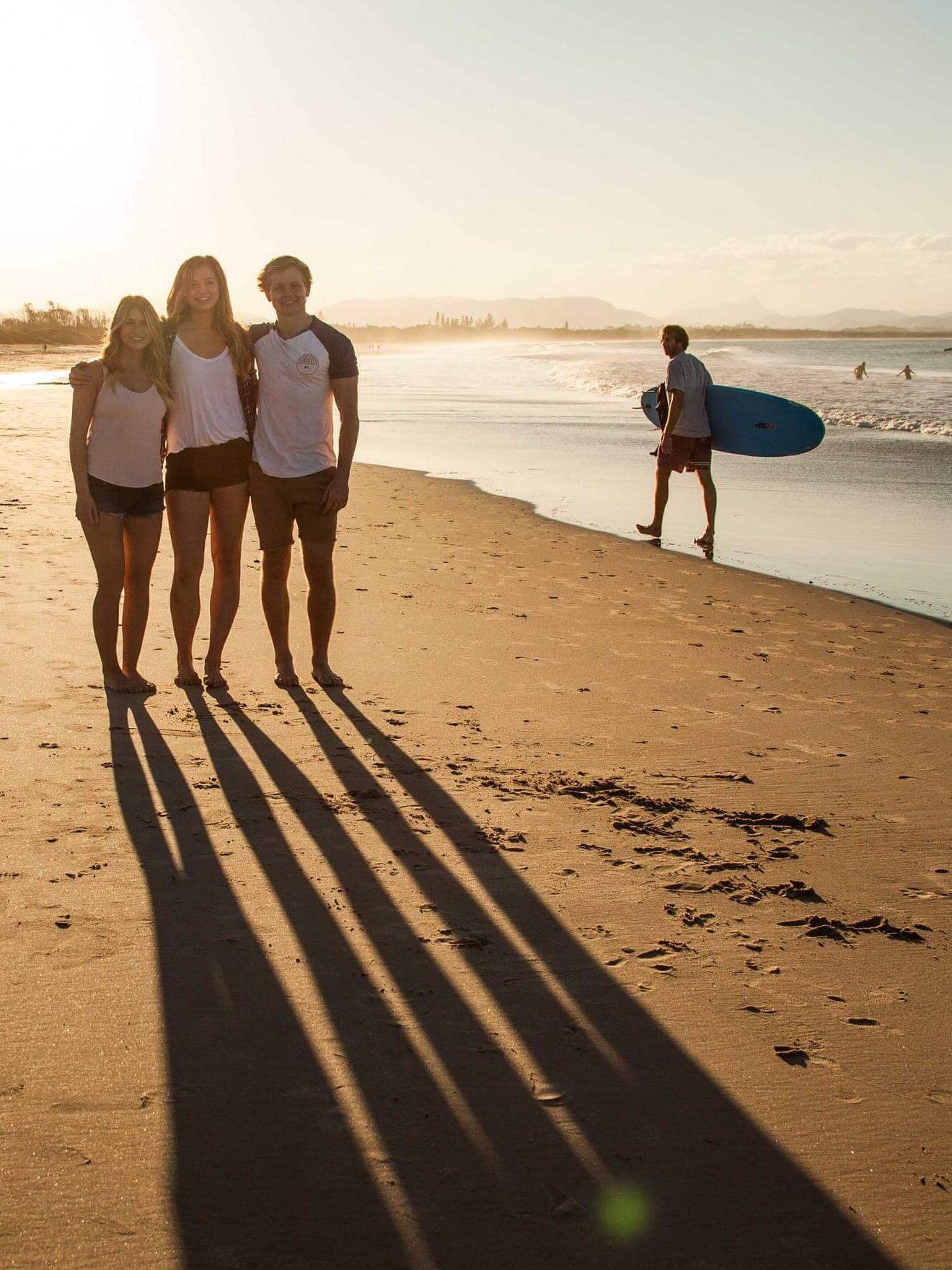 Studierende am Strand in Byron Bay an der Ostküste Australiens