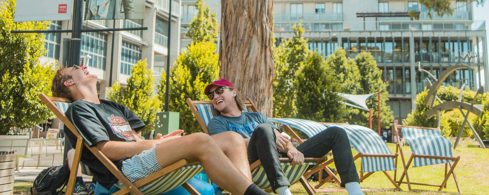 Studenten auf dem Hawthorn Campus der Swinburne University in Melbourne 