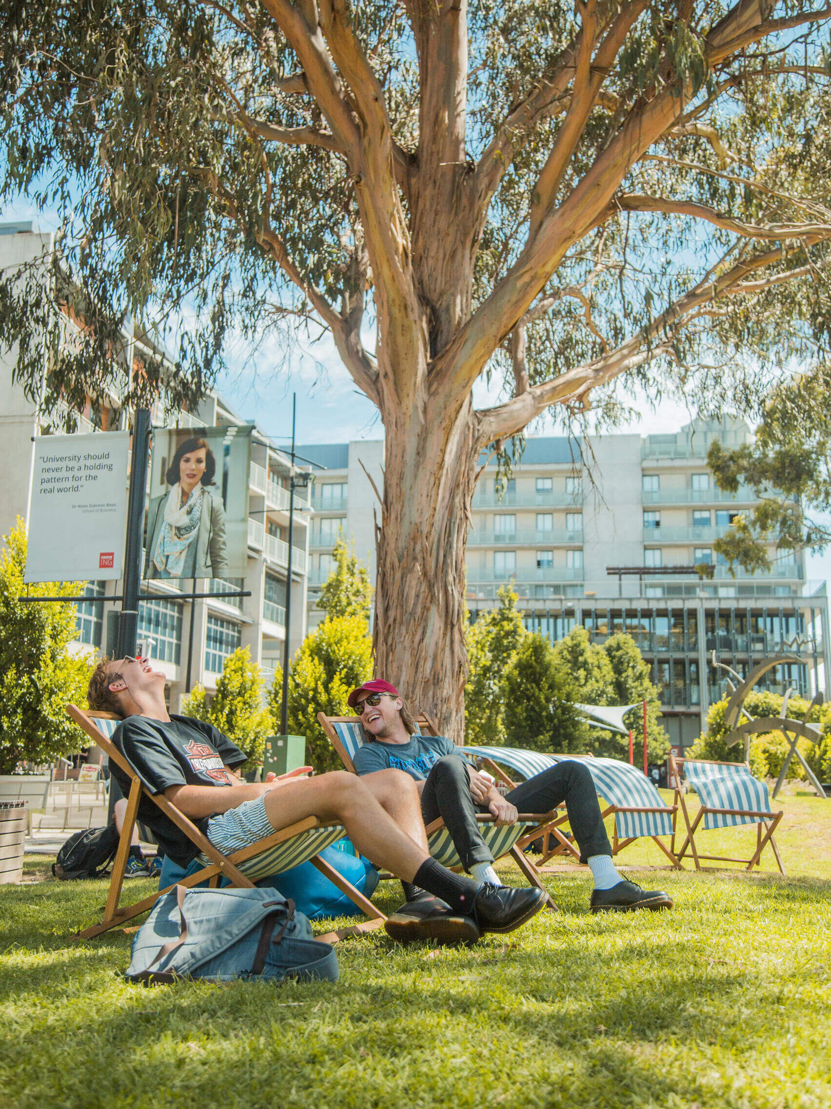 Studenten auf dem Hawthorn Campus der Swinburne University in Melbourne 