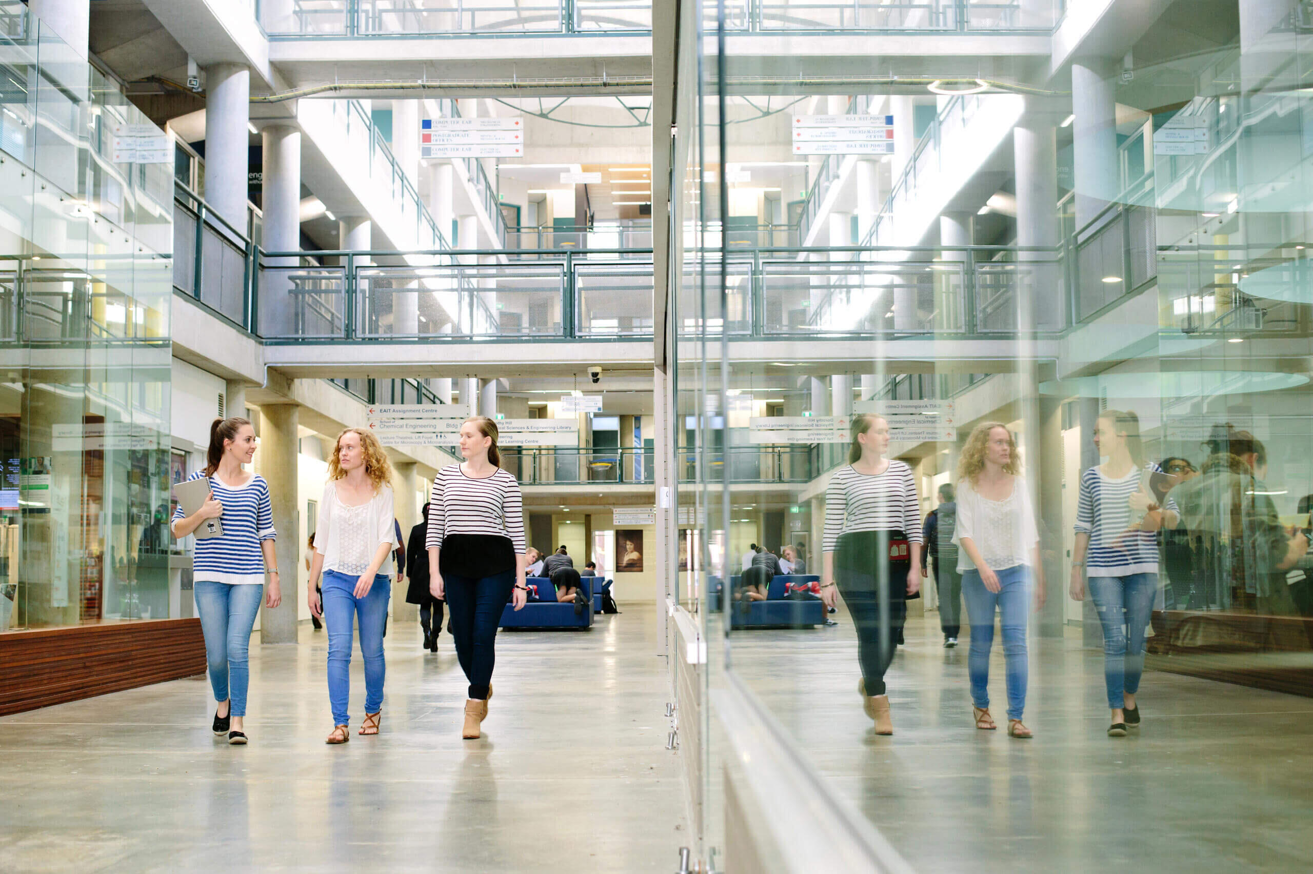 Student:innen auf dem St Lucia Campus der UQ