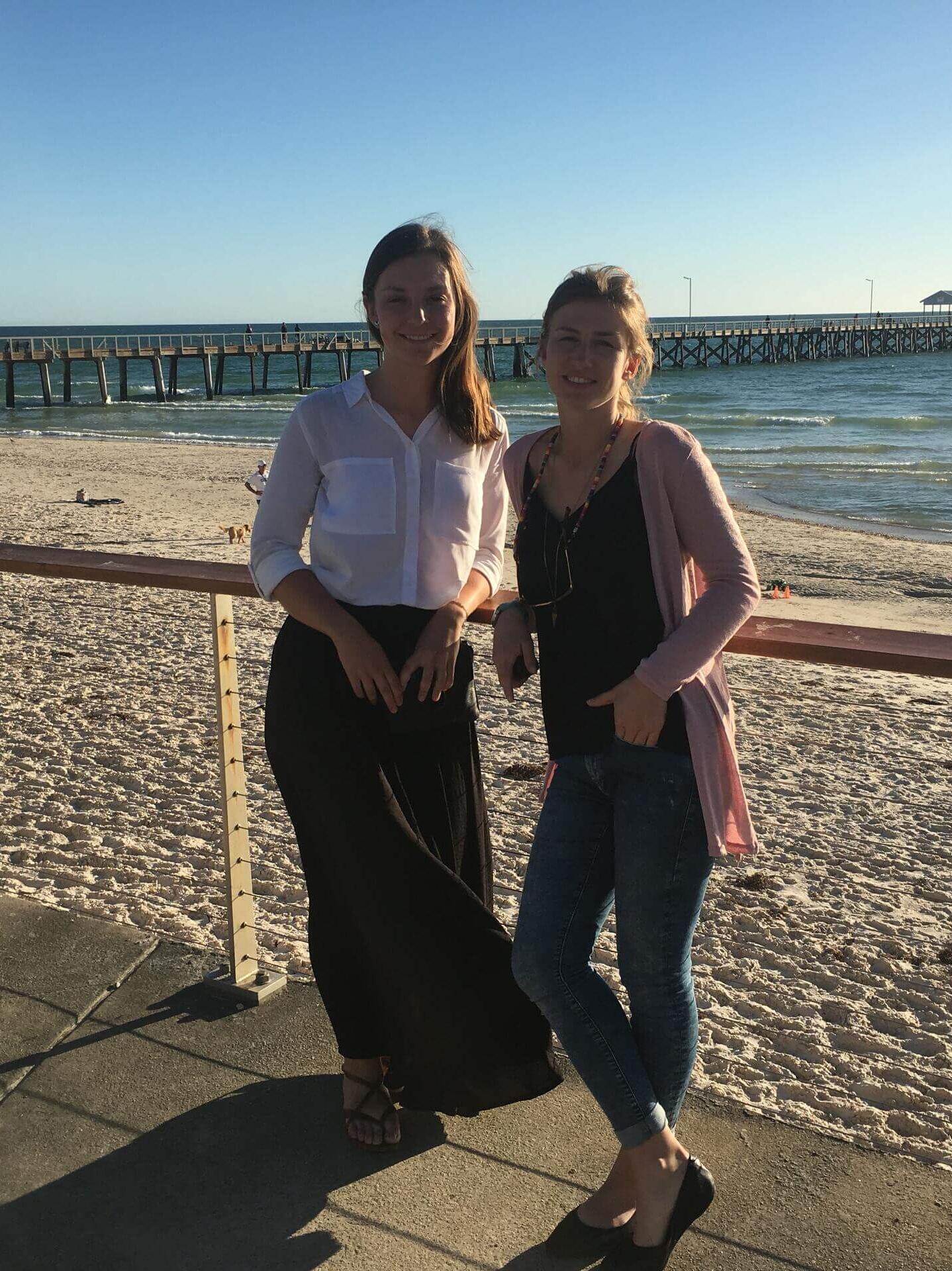 Svea und Julia am Henley Beach