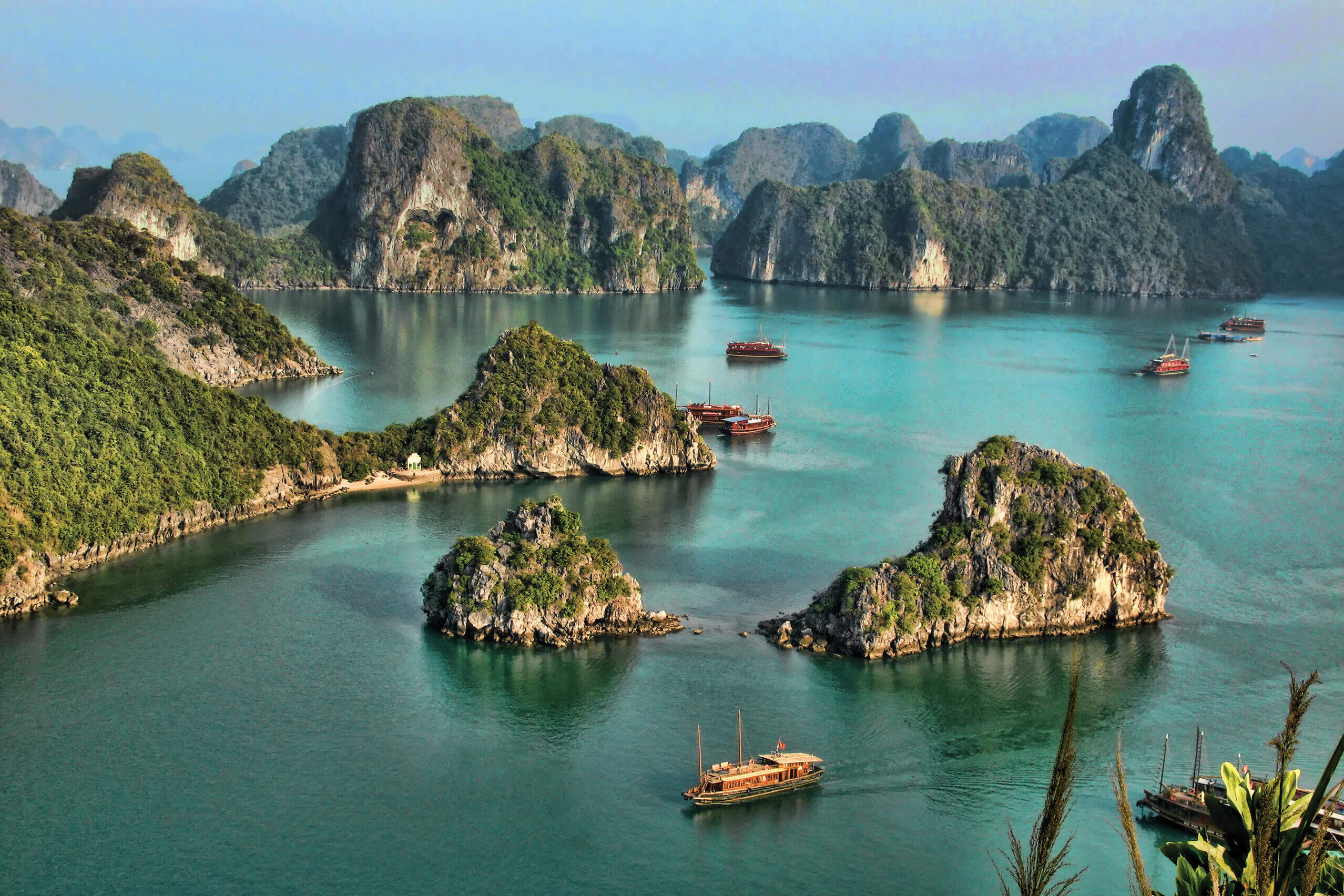 Schiffe in der Halong Bay im Norden Vietnams