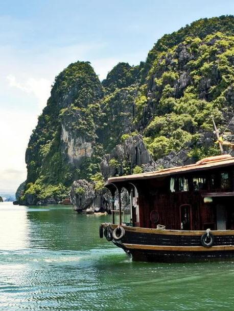 Schiffe in der Halong Bay im Norden Vietnams