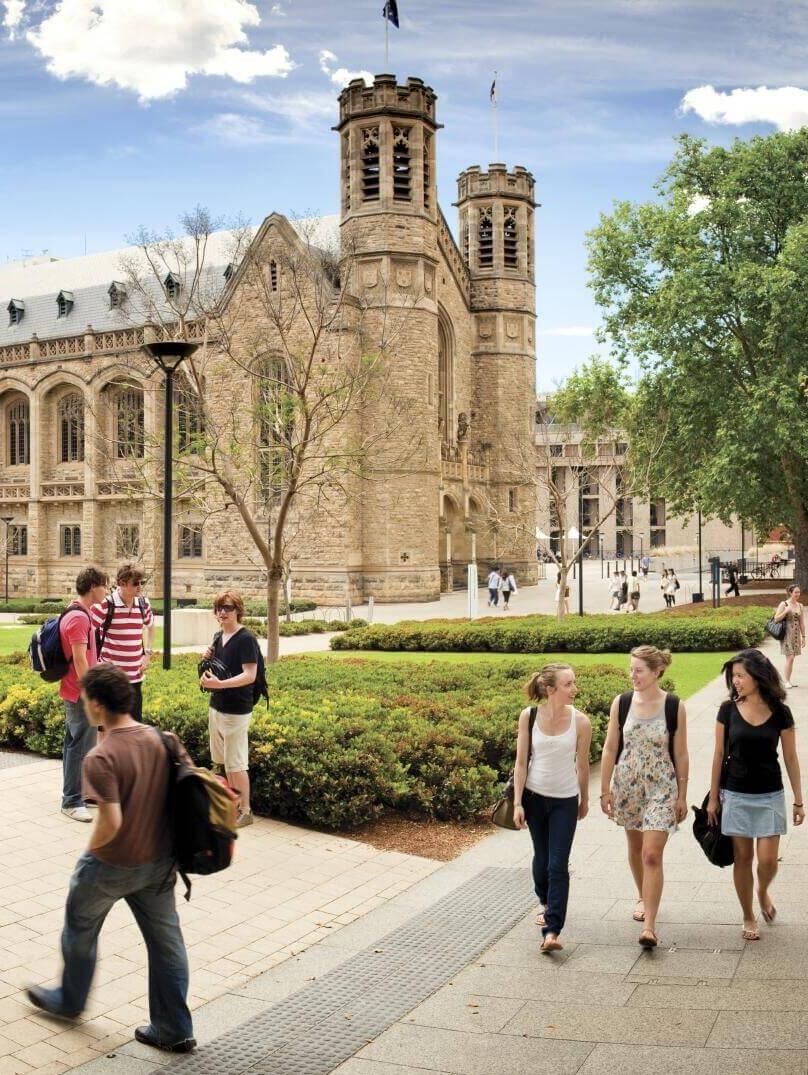 Studenten auf dem North Terrace Campus der University of Adelaide