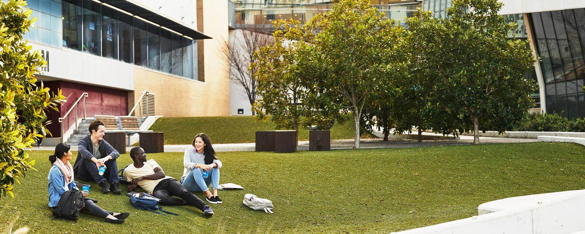 Studenten auf dem Campus der Victoria University in Melbourne