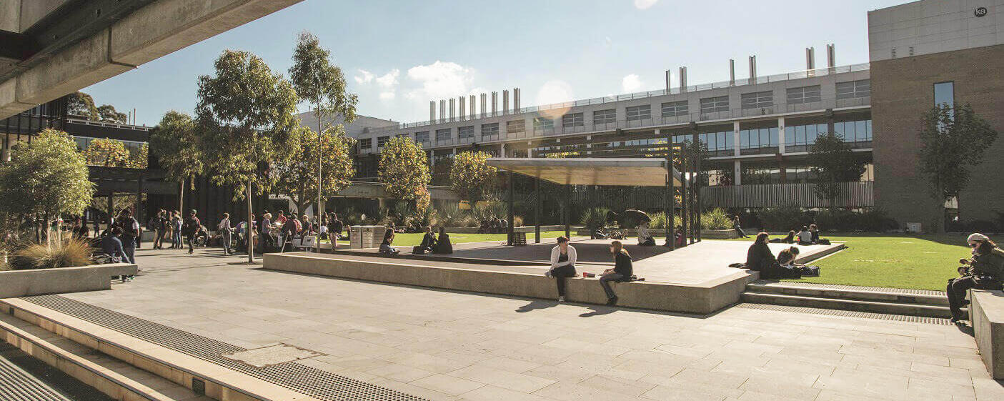 Studenten auf dem Waurn Ponds Campus der Deakin University in Melbourne