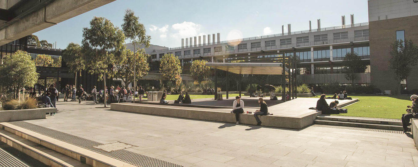 Studenten auf dem Waurn Ponds Campus der Deakin University in Melbourne