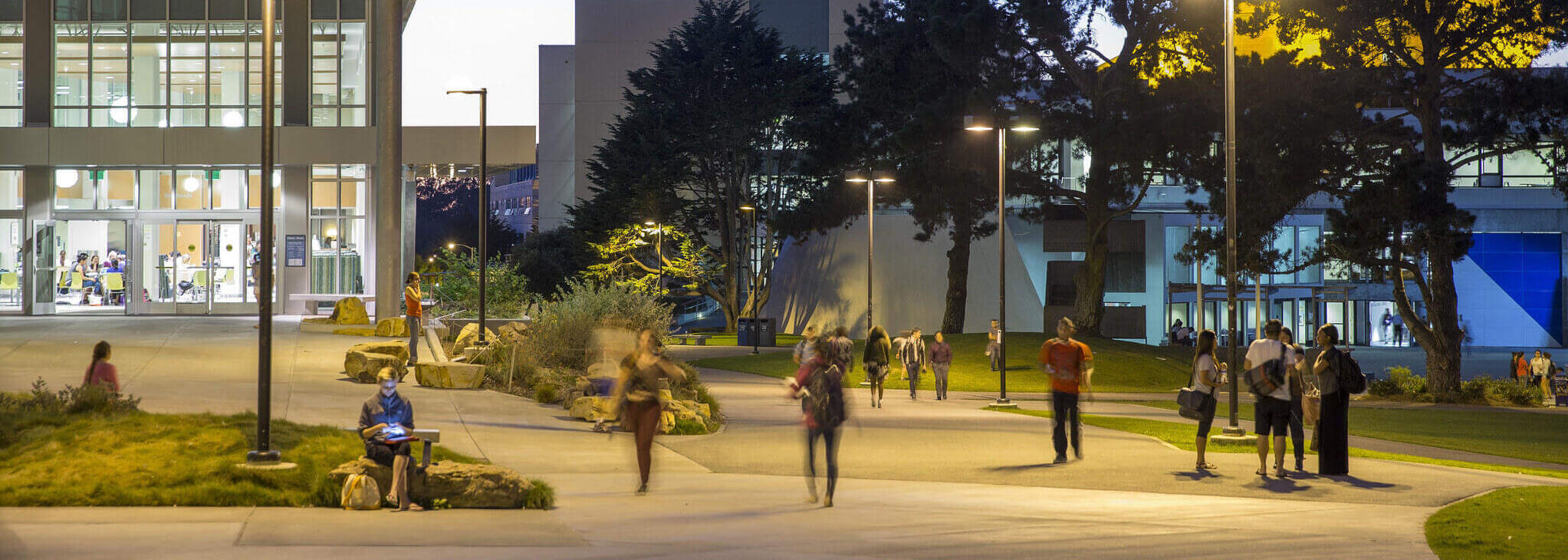 Campus der San Francisco State University in der Dämmerung