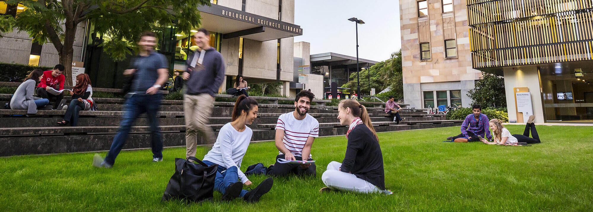 Student:innen auf dem St Lucia Campus der UQ in Australien