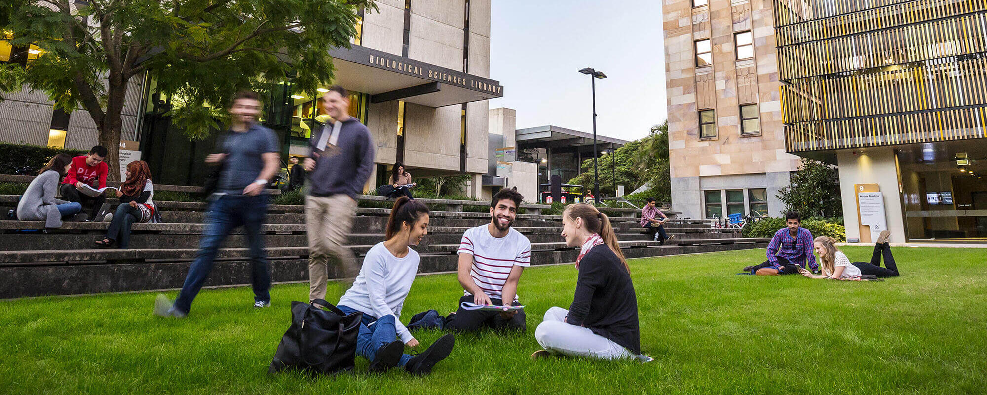 Student:innen auf dem St Lucia Campus der UQ in Australien