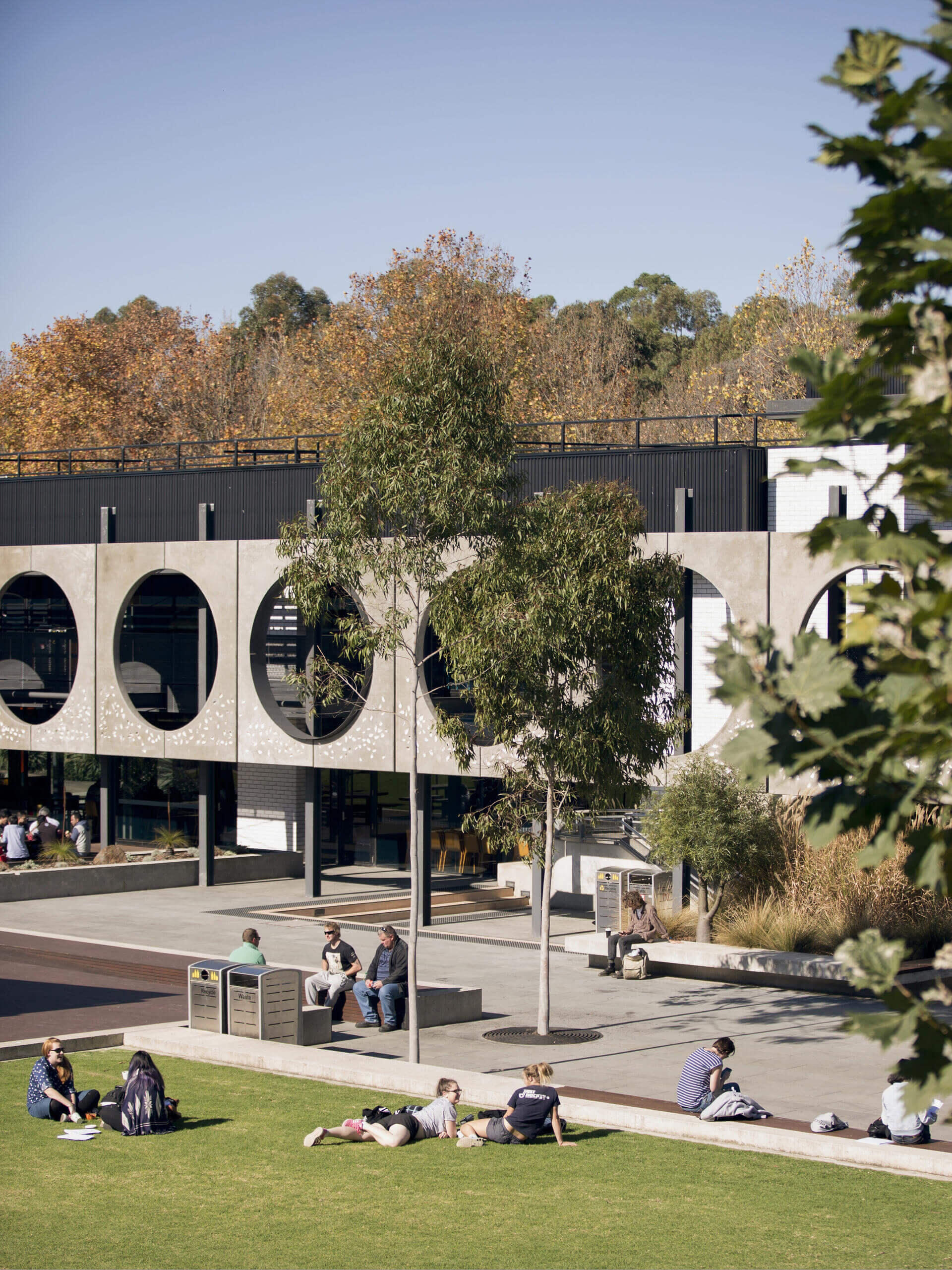 Studenten auf dem Waurn Ponds Campus der Deakin University