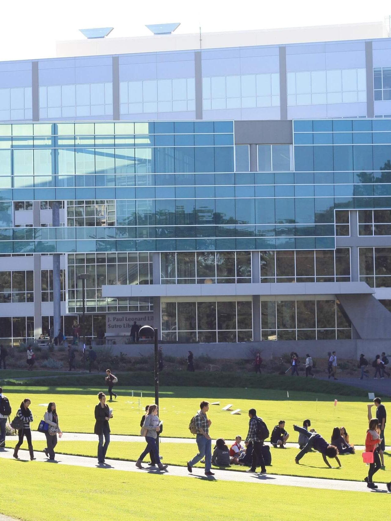 Studierende auf dem Campus der SF State University