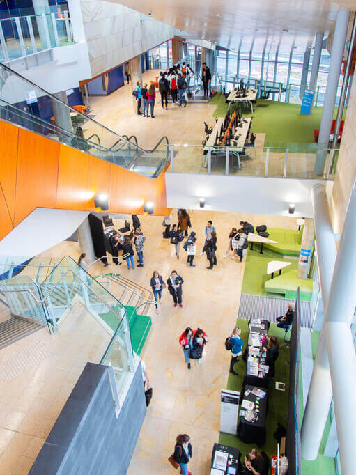 Hallway in einem Gebäude der University of Newcastle in Australien 