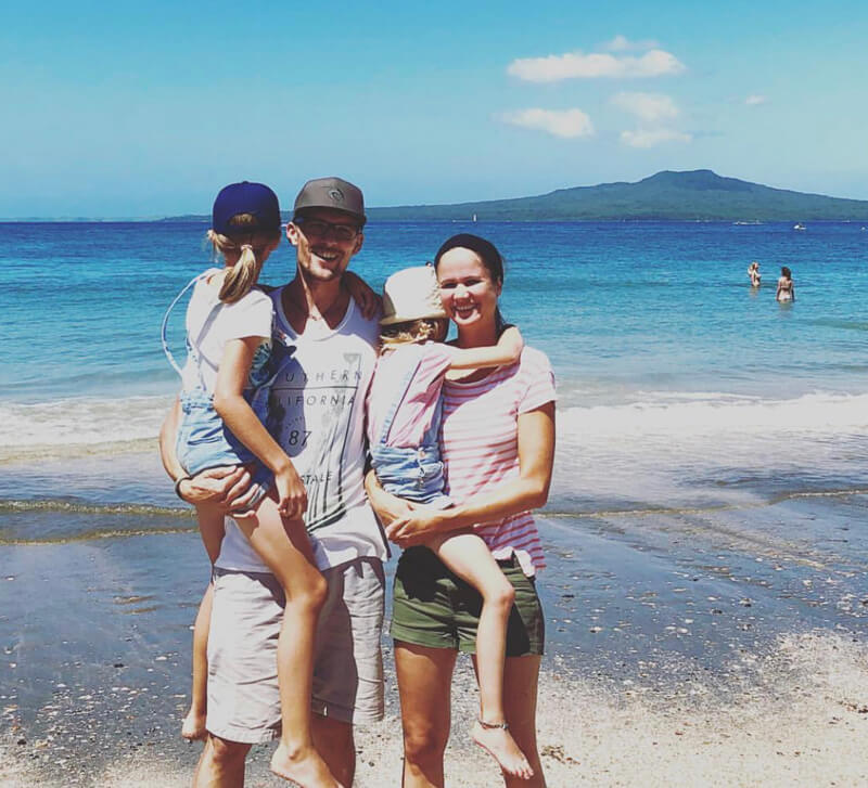 Stefanie mit Familie am Strand